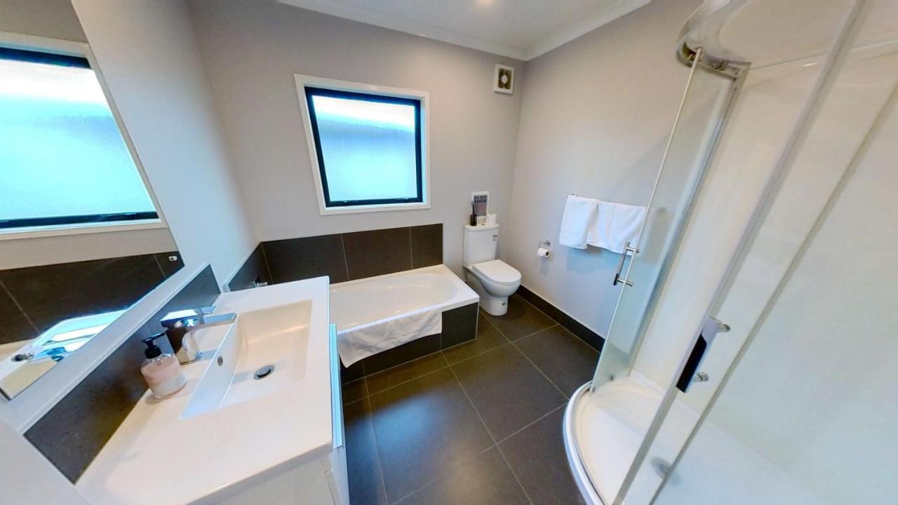 Full Holiday Home To Yourself, Up To 21 Guests Atiamuri Bagian luar foto